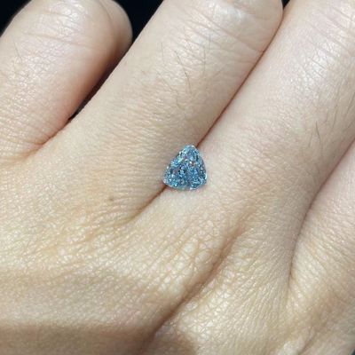 0.89Carat το εργαστήριο δημιούργησε τα χρωματισμένα μπλε προκαλούμενα από τον άνθρωπο διαμάντια περικοπών διαμαντιών τριγωνικά