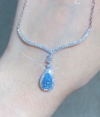 Το εργαστήριο Blue Pear δημιούργησε ένα κολιέ διαμαντιού 1,5 καρατίων.