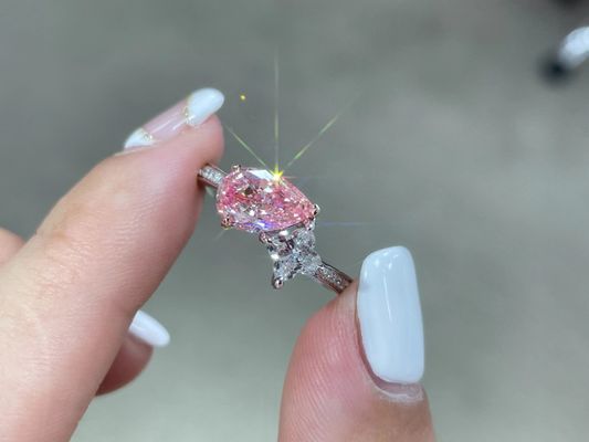 Ροζ και λευκό αχλάδι 1.5ct εργαστηριακά ωριμάζοντες ανθρωπογενείς συνθετικά διαμάντια με 18K λευκό χρυσό μοντέρνο δαχτυλίδι