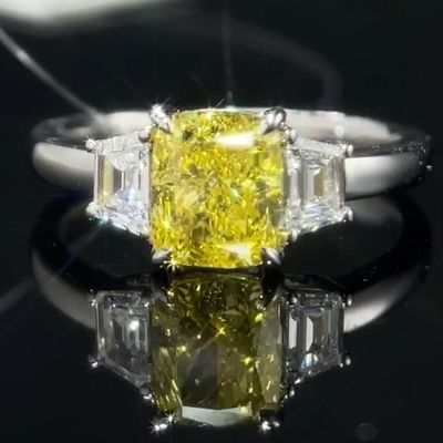 1.22ct Εργαστηριακό δαχτυλίδι διαμαντιού με κίτρινο διαμάντι Τρεις πέτρες στυλ Προσαρμοσμένα κοσμήματα